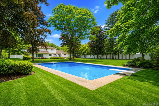 35 High Pasture Circle, Dix Hills, NY 11746