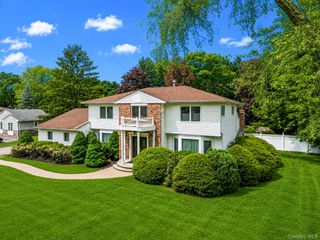 35 High Pasture Circle, Dix Hills, NY 11746