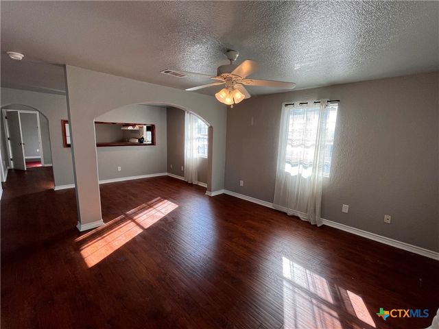 613 S Lbj Drive, San Marcos, TX 78666