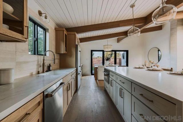 4985 Pacifica Dr, San Diego, CA 92109