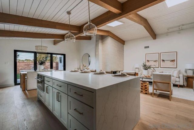 4985 Pacifica Dr, San Diego, CA 92109