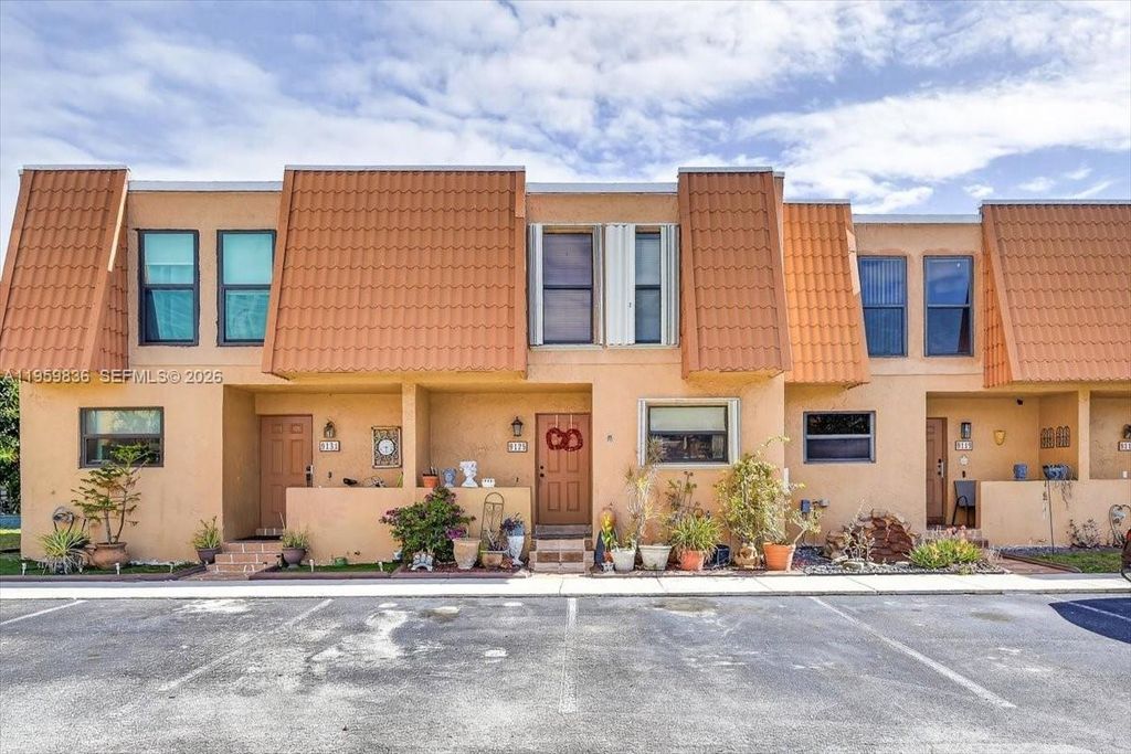 9125 Limetree Ln 168, Pembroke Pines, FL 33024