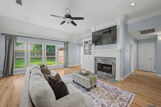 7352 Lake Meadow Dr, Denham Springs, LA 70706