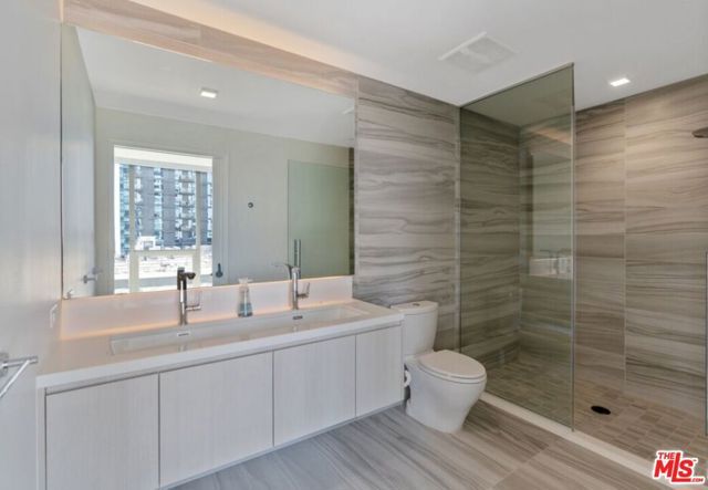 1050 S Grand Avenue 1001, Los Angeles, CA 90015