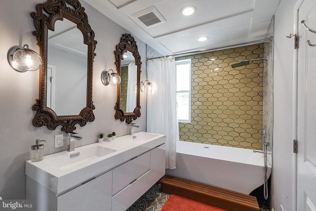 1935 CAMBRIDGE ST, Philadelphia, PA 19130