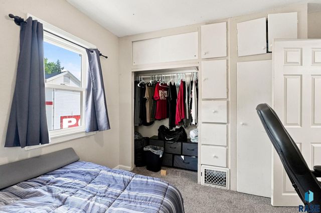 215 S Elmwood Ave Avenue, Sioux Falls, SD 57104
