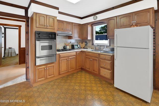 644 Berkeley Avenue, Beachwood, NJ 08722