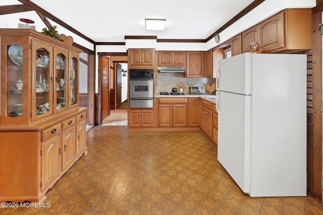 644 Berkeley Avenue, Beachwood, NJ 08722