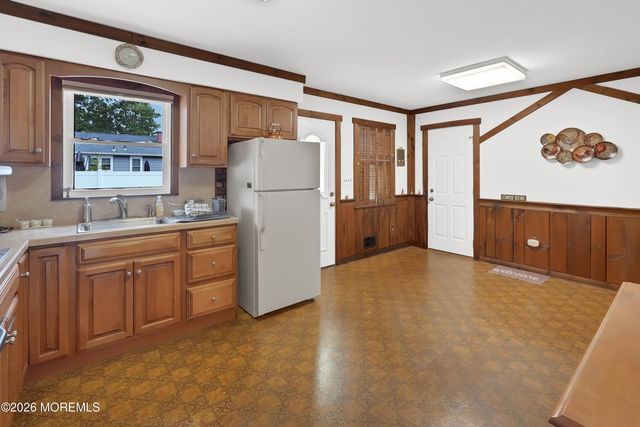 644 Berkeley Avenue, Beachwood, NJ 08722