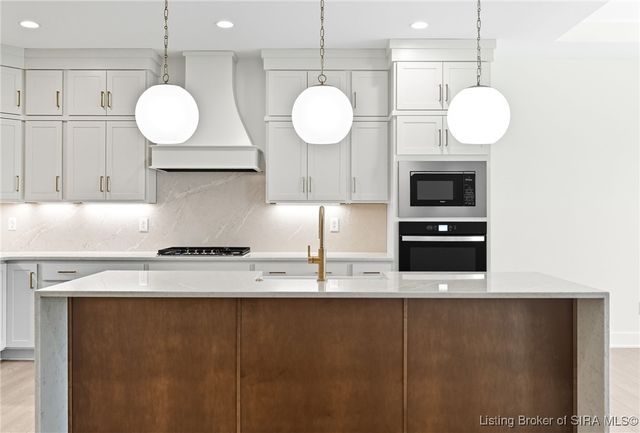 715 Lillian Way, Jeffersonville, IN 47130