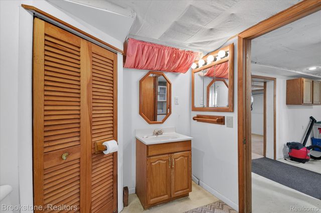 86 Oakdale Boulevard, Pleasant Ridge, MI 48069