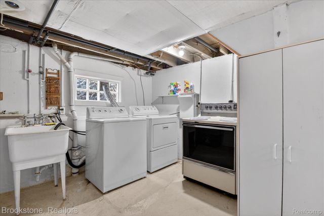 86 Oakdale Boulevard, Pleasant Ridge, MI 48069