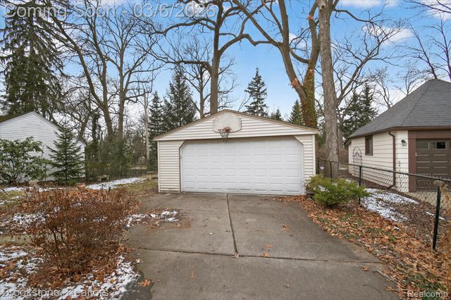 86 Oakdale Boulevard, Pleasant Ridge, MI 48069