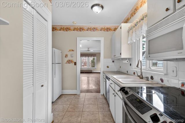 86 Oakdale Boulevard, Pleasant Ridge, MI 48069