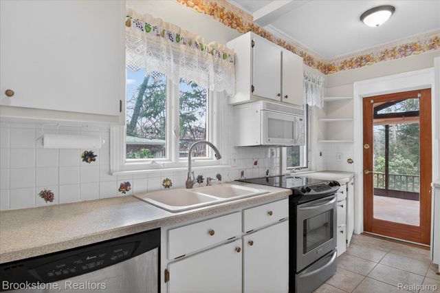 86 Oakdale Boulevard, Pleasant Ridge, MI 48069