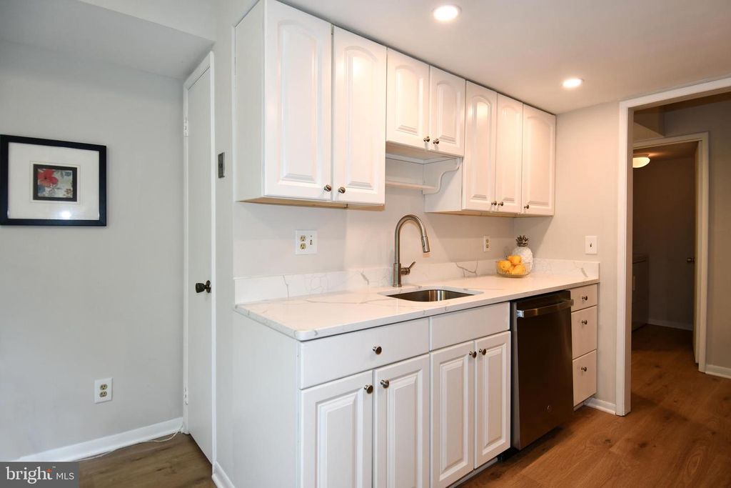 Image 2 of property listing at 15300 BEAVERBROOK CT #88-2H, Silver Spring, MD 20906
