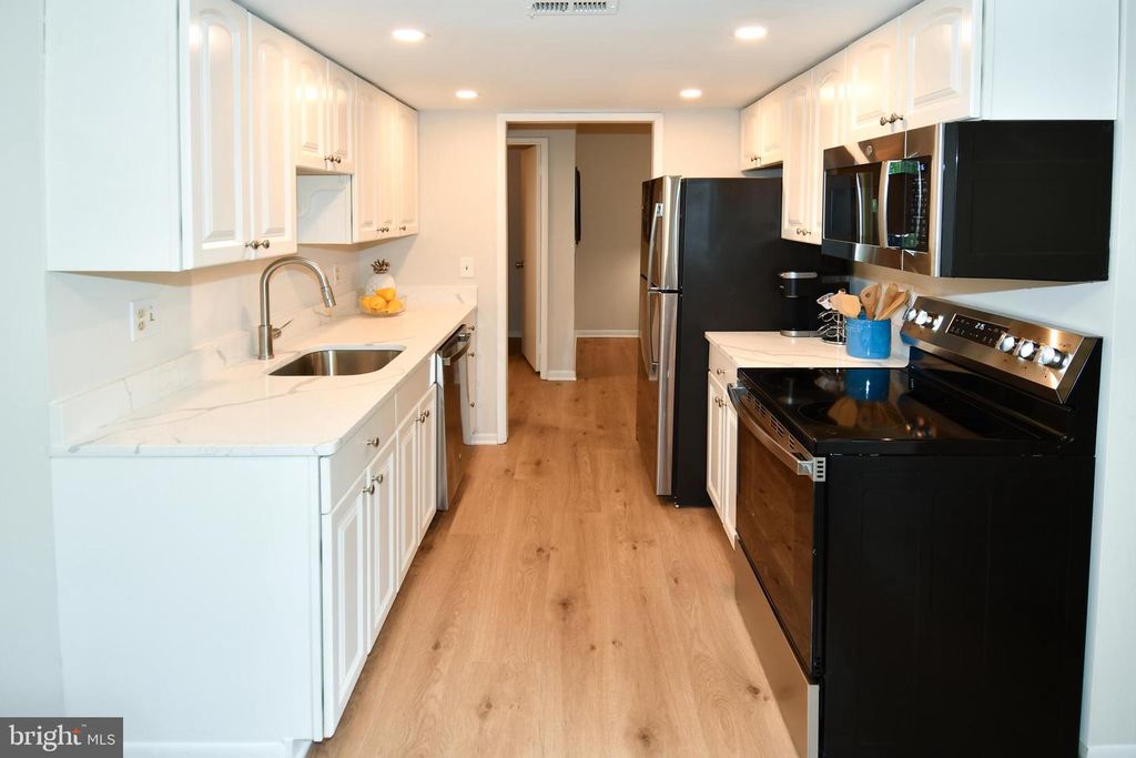 Image 3 of property listing at 15300 BEAVERBROOK CT #88-2H, Silver Spring, MD 20906