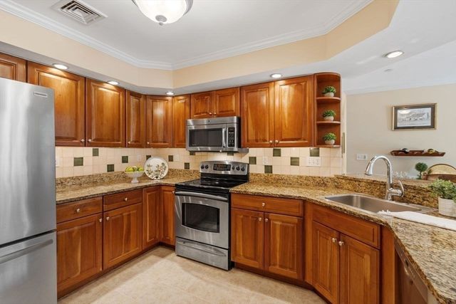 350 Greene Street 102, North Andover, MA 01845