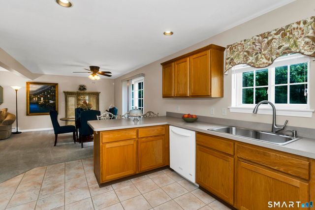 31 Broadleaf Circle, Suffield, CT 06093