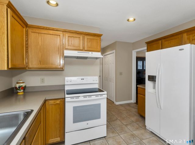 31 Broadleaf Circle, Suffield, CT 06093