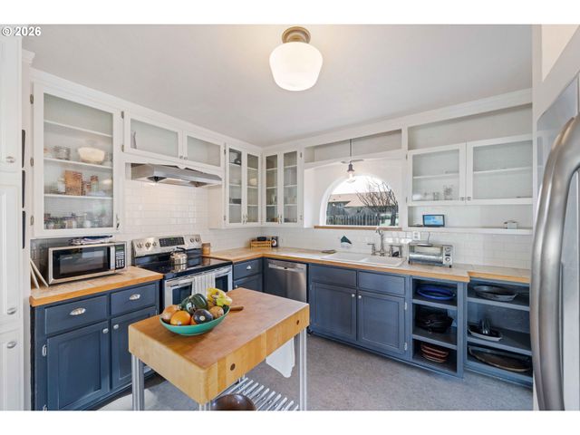 685 10TH St Sw, Bandon, OR 97411