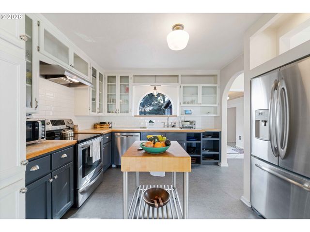 685 10TH St Sw, Bandon, OR 97411