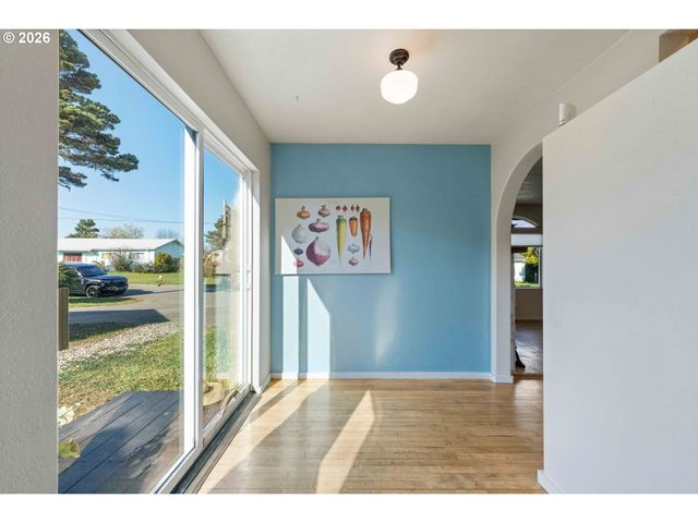 685 10TH St Sw, Bandon, OR 97411