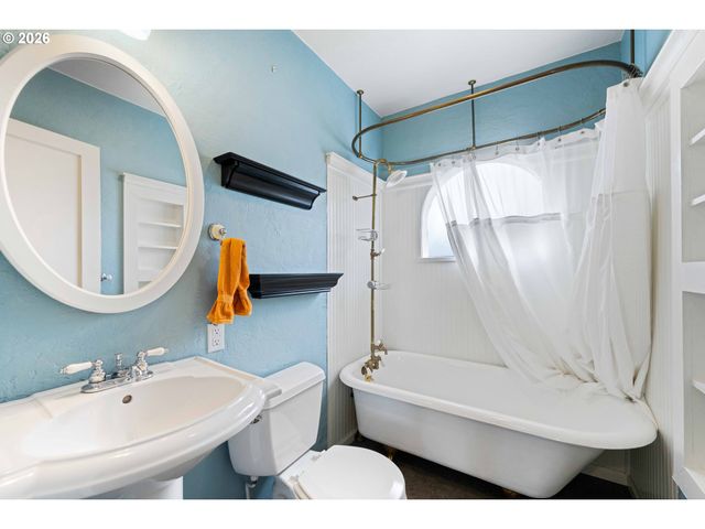 685 10TH St Sw, Bandon, OR 97411