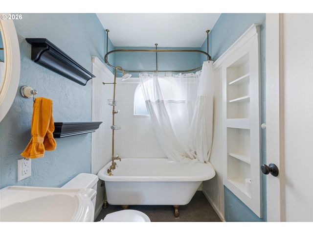 685 10TH St Sw, Bandon, OR 97411