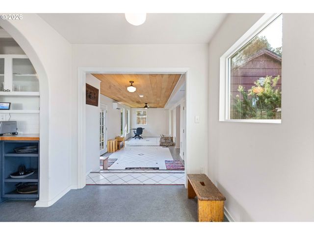 685 10TH St Sw, Bandon, OR 97411