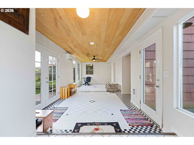 685 10TH St Sw, Bandon, OR 97411