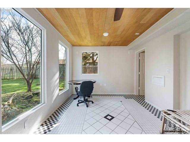 685 10TH St Sw, Bandon, OR 97411