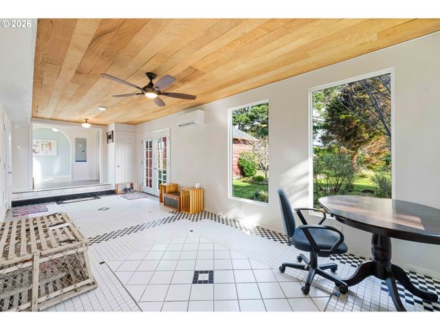 685 10TH St Sw, Bandon, OR 97411