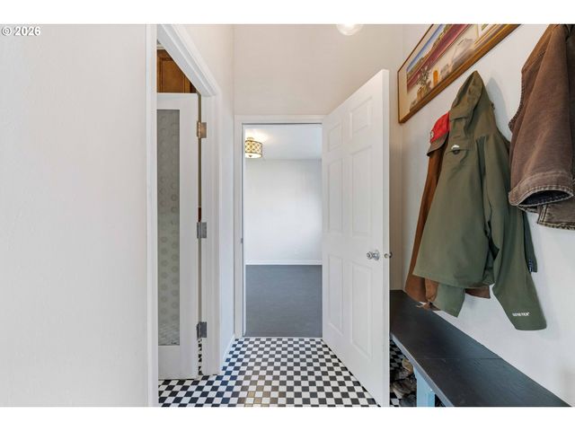 685 10TH St Sw, Bandon, OR 97411