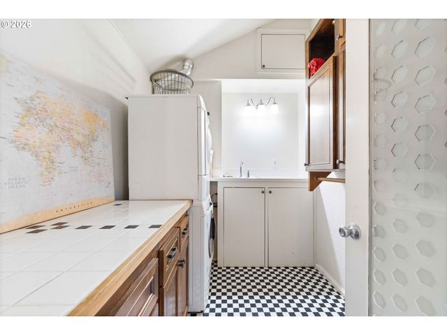 685 10TH St Sw, Bandon, OR 97411