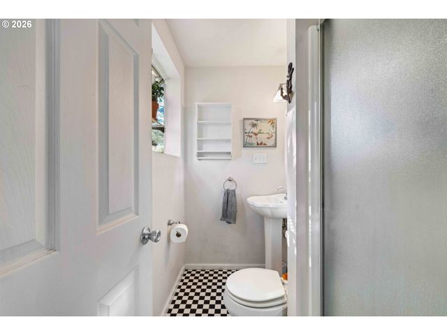 685 10TH St Sw, Bandon, OR 97411