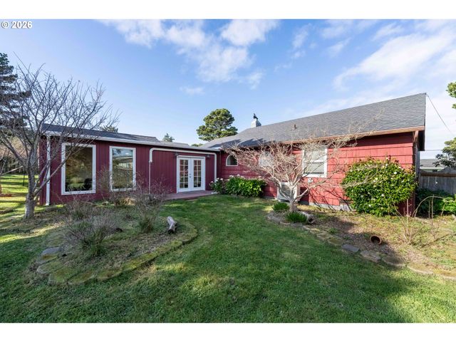 685 10TH St Sw, Bandon, OR 97411