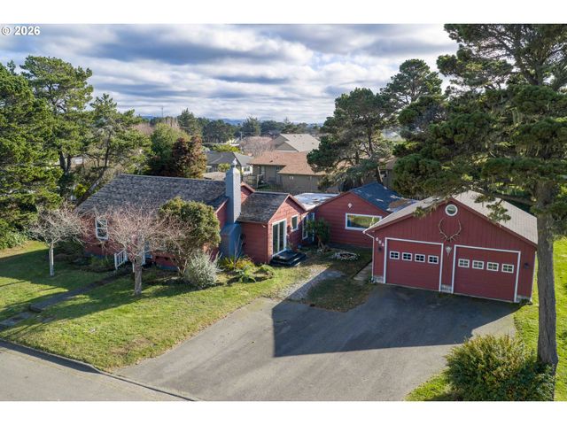685 10TH St Sw, Bandon, OR 97411