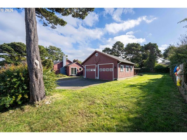 685 10TH St Sw, Bandon, OR 97411