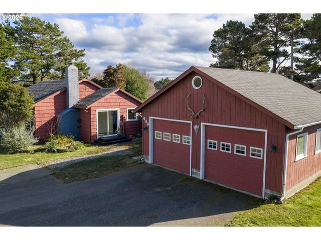 685 10TH St Sw, Bandon, OR 97411