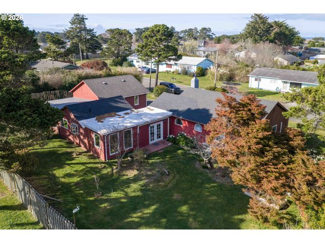 685 10TH St Sw, Bandon, OR 97411