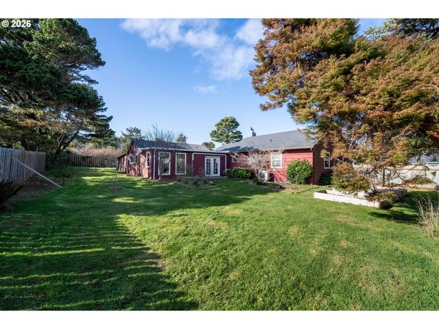 685 10TH St Sw, Bandon, OR 97411