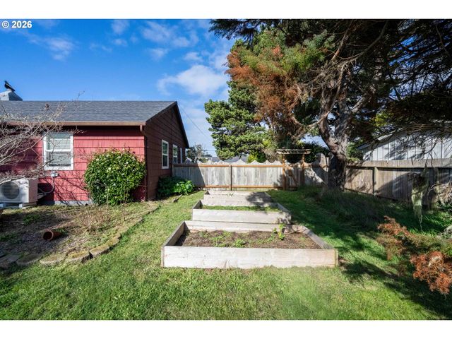 685 10TH St Sw, Bandon, OR 97411