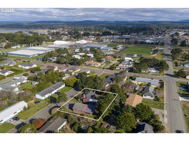 685 10TH St Sw, Bandon, OR 97411