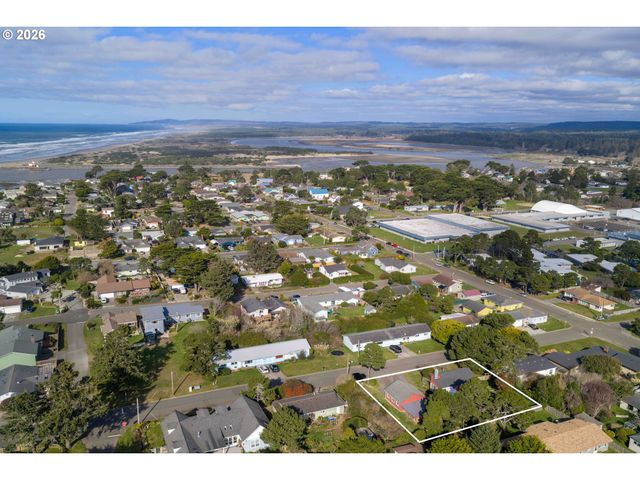 685 10TH St Sw, Bandon, OR 97411