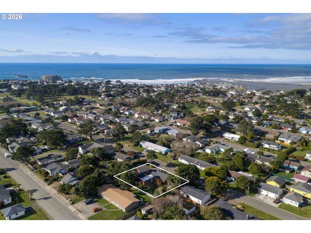 685 10TH St Sw, Bandon, OR 97411