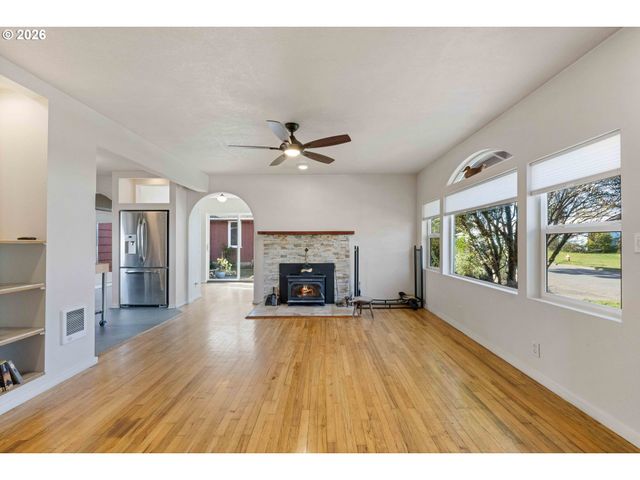 685 10TH St Sw, Bandon, OR 97411