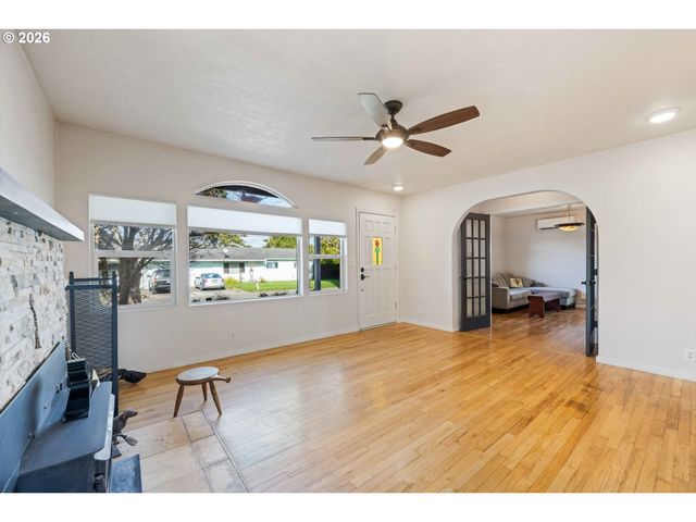 685 10TH St Sw, Bandon, OR 97411