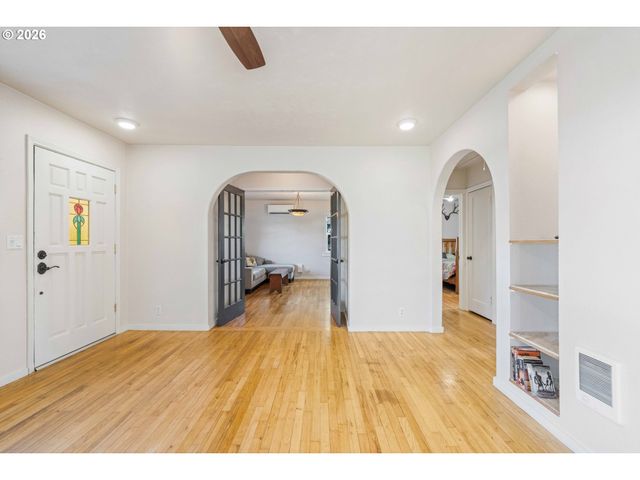 685 10TH St Sw, Bandon, OR 97411