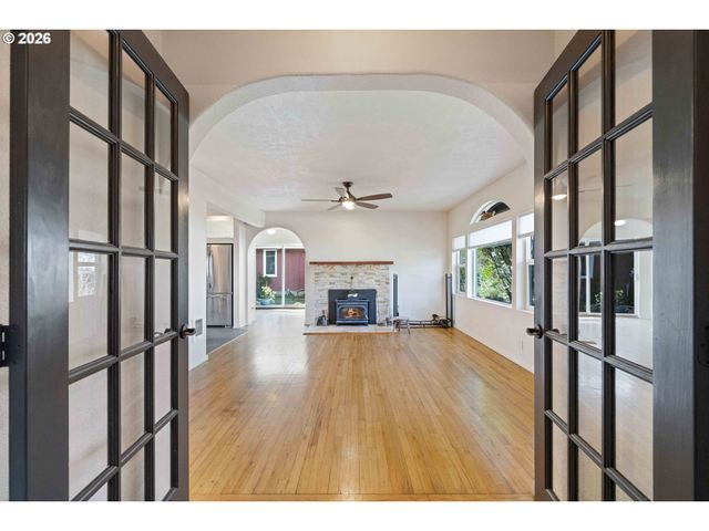 685 10TH St Sw, Bandon, OR 97411